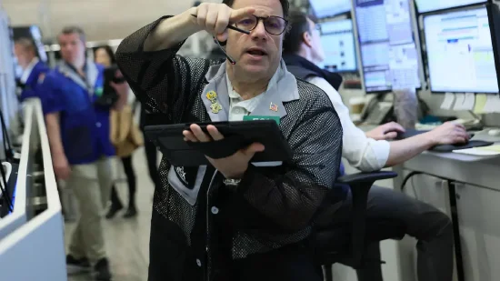  周五美股开盘保持上扬态势；能源价格回落缓解部分压力，宏观数据引发多方解读。 股票财经