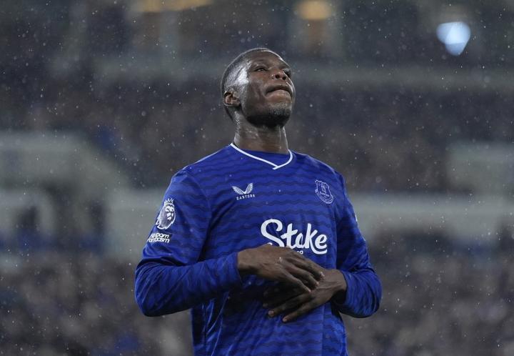  酋长球场突发冲突，巴里痛斥球迷暴力；安保及时介入，事件引发广泛关注。 体育新闻