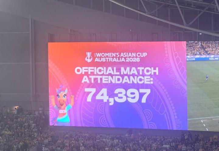  女足亚洲杯决赛现场火爆，74397人见证历史新篇。 体育新闻