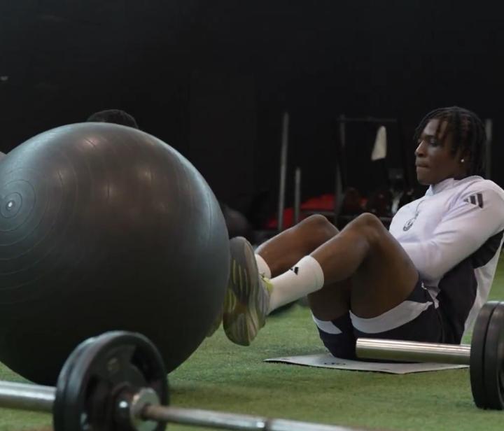  曼联边锋多古全力康复；卡灵顿基地刻苦训练；力争赛季末重返绿茵。 体育新闻