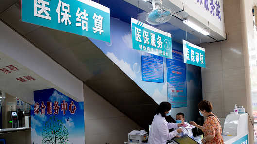  35%回扣比例背后的腐败链条：医药商业贿赂的运作机理与治理路径深度解析 新闻