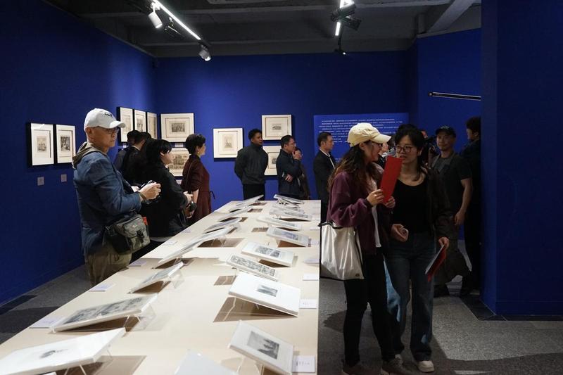 那个在画展里站了三个小时的老师,让我重新理解了“看见”这件事 文化旅游 那个在画展里站了三个小时的老师,让我重新理解了“看见”这件事 文化旅游